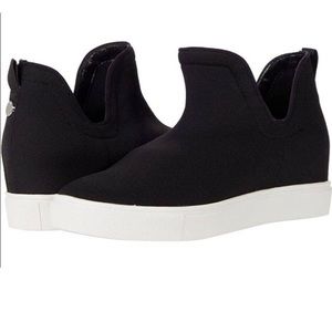 STEVE MADDEN Black Pull On Ankle Loxer Sneakers